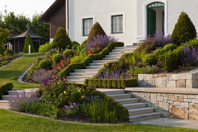Garten klassisch mit Steintreppen
